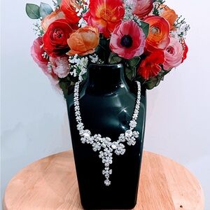 🎄READY 4 Christmas💕 Elegant Silver Floral Necklace